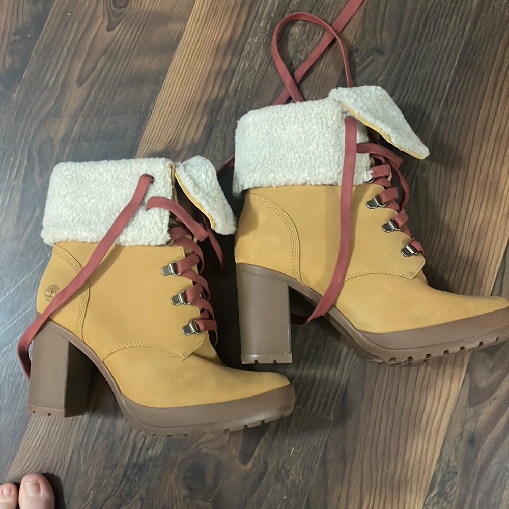Timberland heeled tan women’s boots NWOT